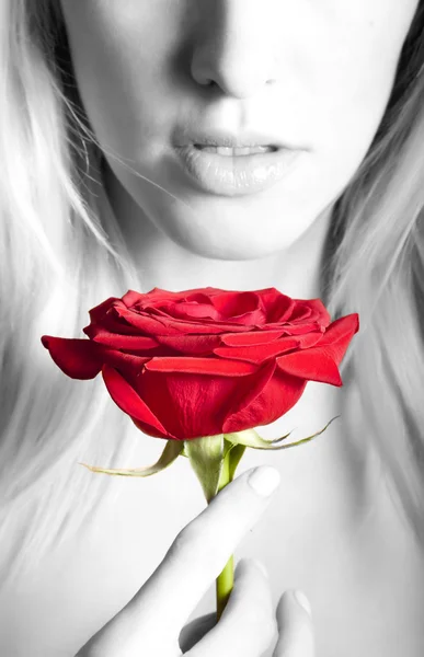 Frau mit einer Rose — Stockfoto