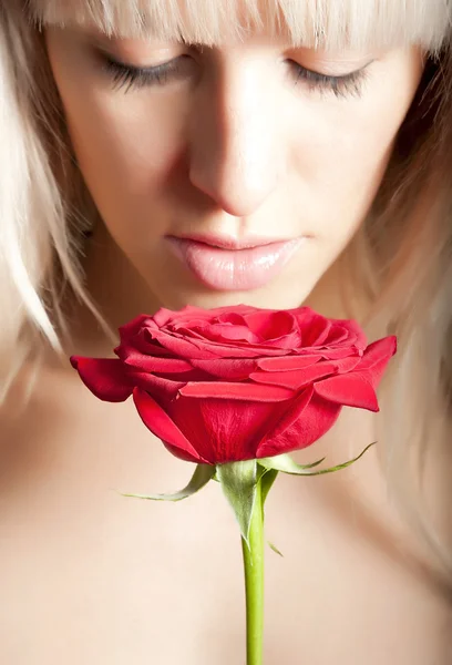 Mujer con una rosa — Foto de Stock