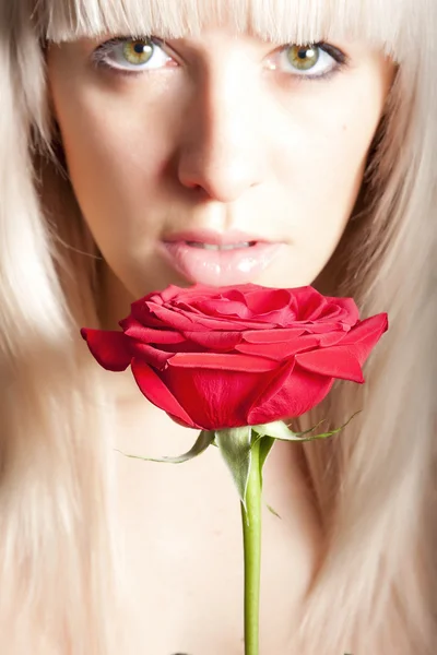 Mulher com uma rosa — Fotografia de Stock