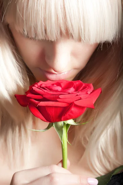 Femme avec une rose — Photo