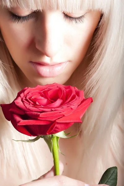 Vrouw met een roos — Stockfoto