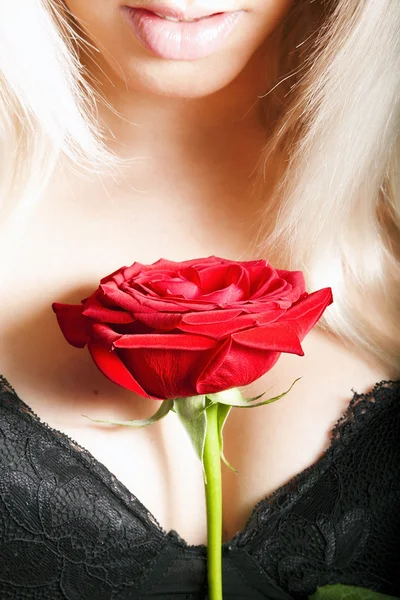 Vrouw met een roos — Stockfoto