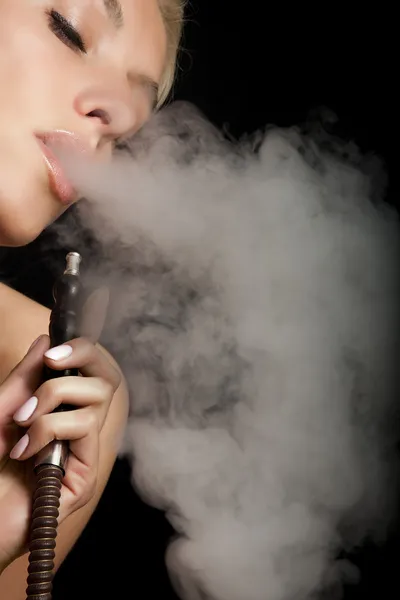 Mulher fuma um narguilé — Fotografia de Stock