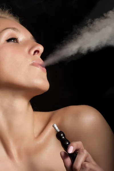 Kvinnan röker vattenpipa — Stockfoto