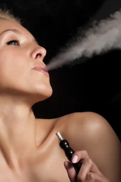 La mujer fuma una cachimba — Foto de Stock