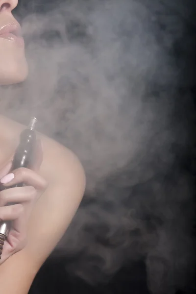 Femme fume un narguilé — Photo