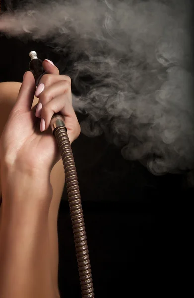 Kobieta pali fajki — Zdjęcie stockowe