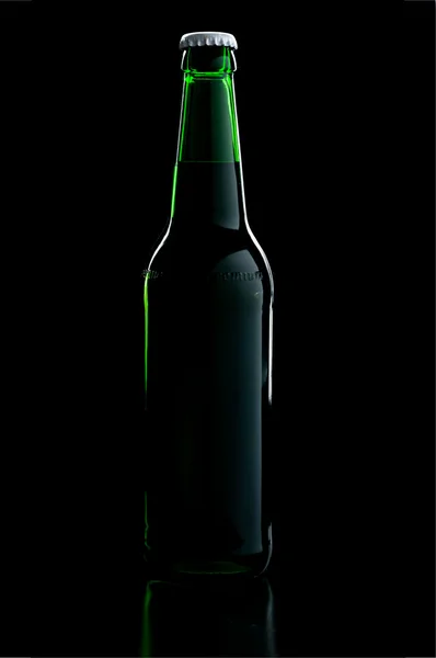 Une bière bouteille verte sur fond noir avec ombre — Photo