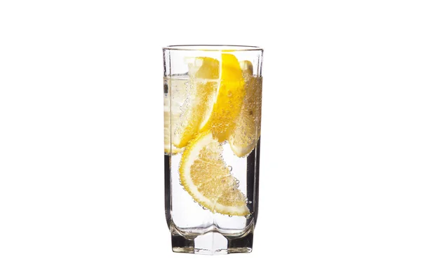 Copo cheio de água com limão isolado no fundo branco — Fotografia de Stock