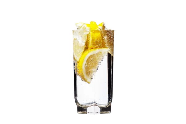Vaso lleno de agua con limón aislado sobre fondo blanco —  Fotos de Stock