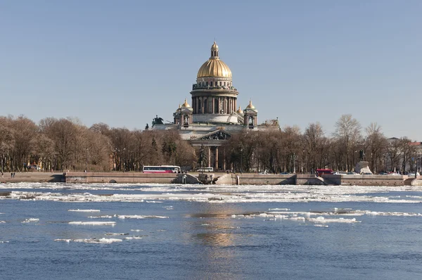 View of St. Isaac's Cathedral and Neva River in the spring — Stock Photo, Image