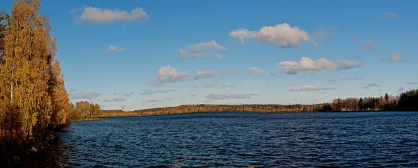 Krajobraz z jeziorem w jesienny dzień słoneczny, imatra, Finlandia — Zdjęcie stockowe