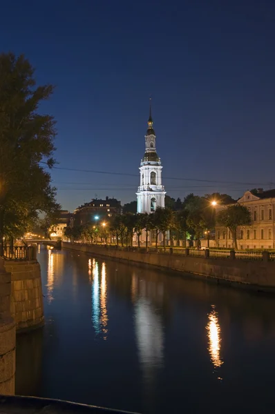 Nacht soort op kathedraal Nikolsky de klokkentoren in St.-Petersburg — Stockfoto
