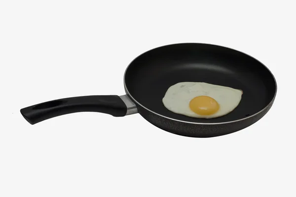 Жареные яйца на сковороде — стоковое фото