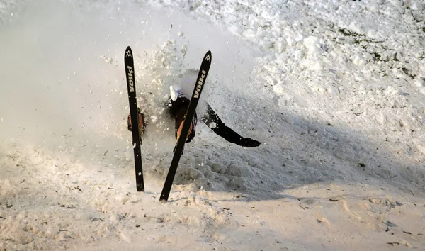 Nedgången av en skidåkare — Stockfoto