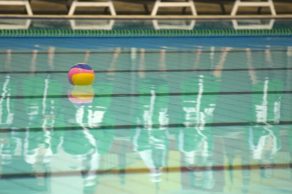 Su topu eylem ve bir Yüzme Havuzu ekipmanları — Stok fotoğraf