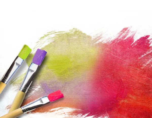 Yarı bitmiş ile sanatçı fırçalar boyalı tuval — Stok fotoğraf