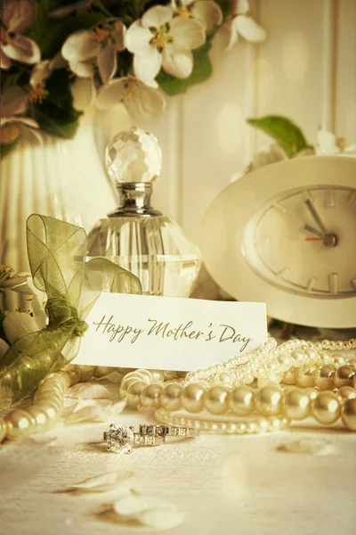 Cartão de nota com jóias para o dia da mãe — Fotografia de Stock