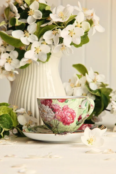 Tea cup with fresh flower blossoms — Stock Photo, Image
