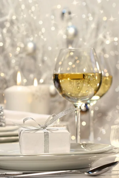 Zilveren lint cadeau met feestelijke achtergrond — Stockfoto