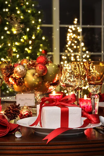 Ajuste de mesa festivo con regalo de cinta roja — Foto de Stock