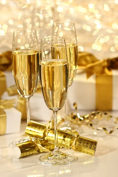 Copo de champanhe contra fundo brilhante — Fotografia de Stock