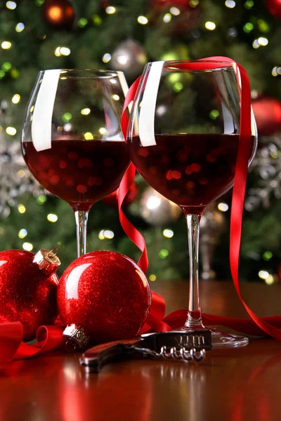 Dovolená pozadí s brýlemi červeného vína — Stock fotografie