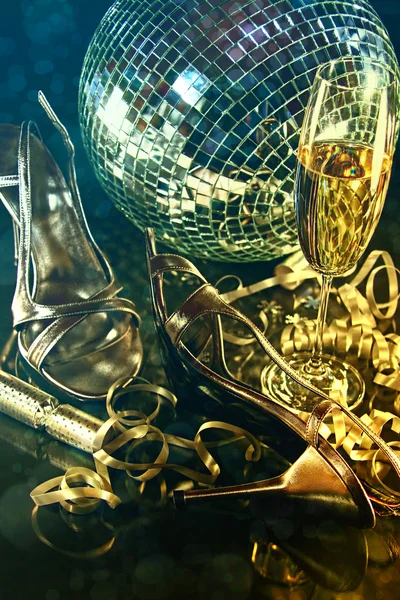 Silver party shoes on floor with champagne glass — Stock Photo, Image