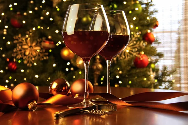Vino tinto en la mesa Árbol de Navidad — Foto de Stock