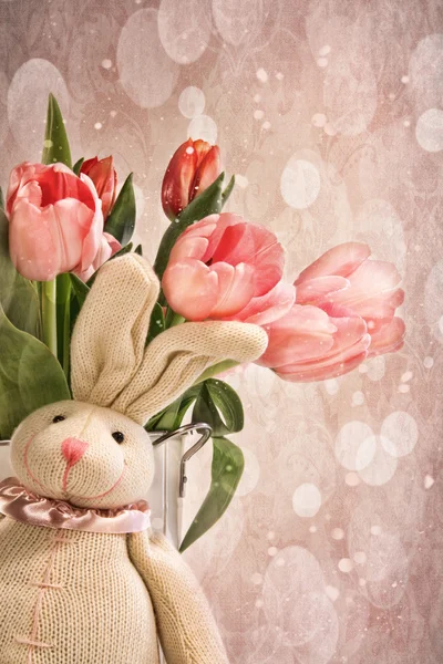 Speelgoed konijn met tulpen voor Pasen — Stockfoto