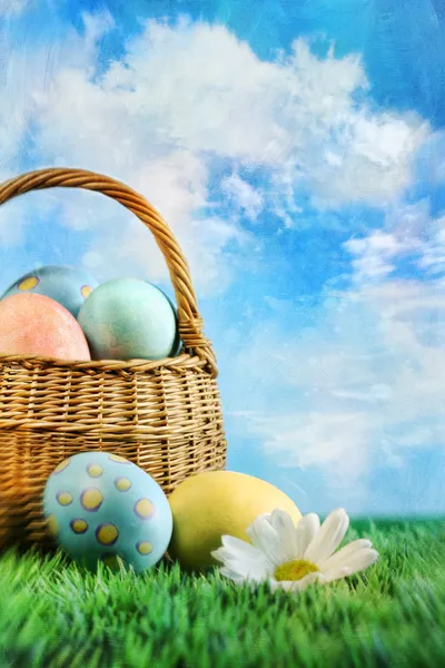 復活祭の卵の絵画的な効果を持つバスケット — ストック写真