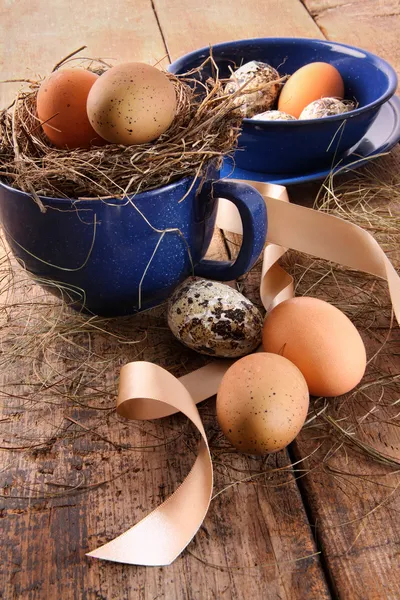 Uova di Pasqua in coppetta blu con nastri — Foto Stock