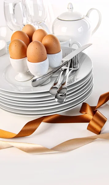 Ovos castanhos com pratos para o pequeno-almoço de Páscoa — Fotografia de Stock