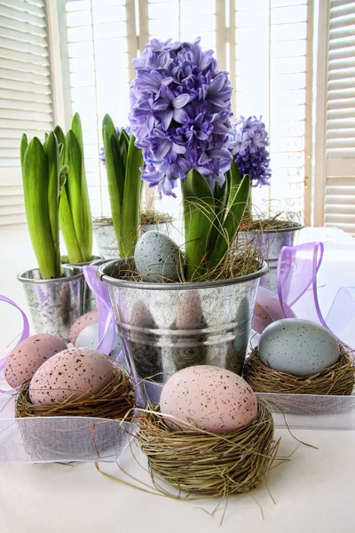 Jacintos roxos e ovos de Páscoa na mesa — Fotografia de Stock