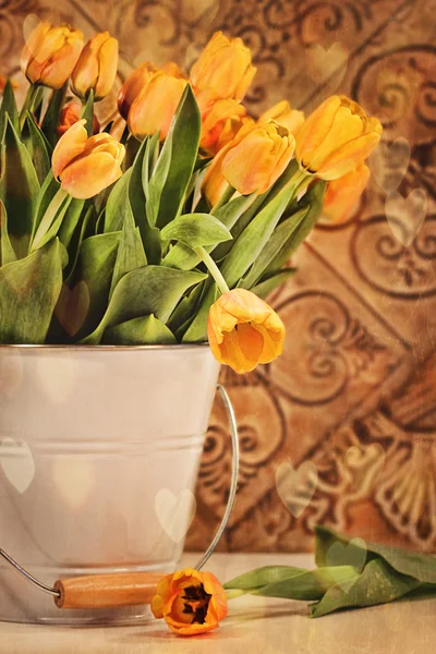 Тюльпаны со старинным фоном гранжа — стоковое фото