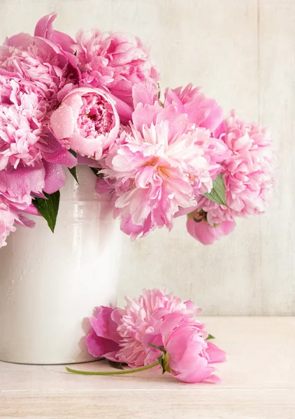Pink peonies in vase — Stock Photo, Image
