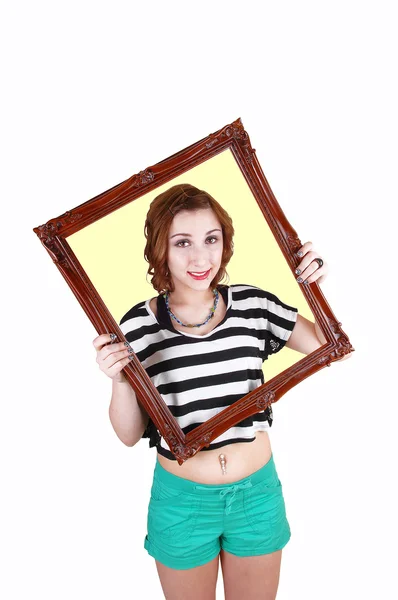 Chica sosteniendo marco de imagen . — Foto de Stock
