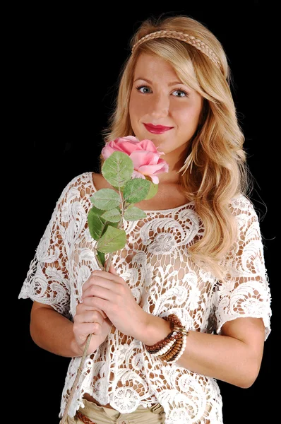 Mooi meisje met roze roos. — Stockfoto