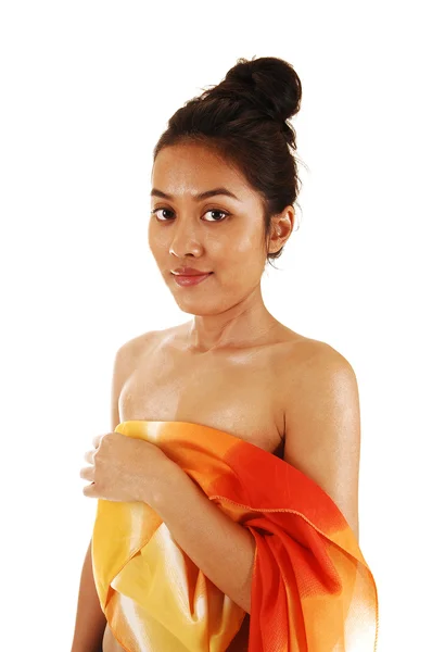 Flicka med halsduk på hennes kropp. — Stockfoto