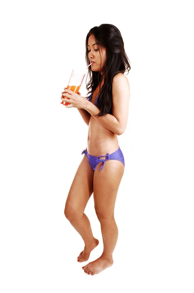 Bikini girl med juice. — Stockfoto