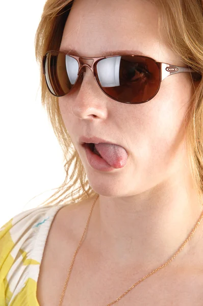 Mädchen zeigt Zunge. — Stockfoto