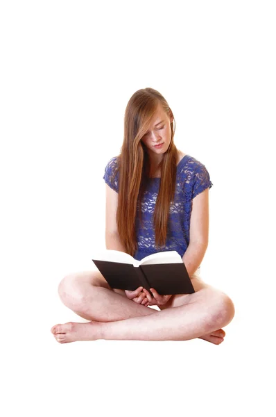 Dívka čte knihu. — Stock fotografie