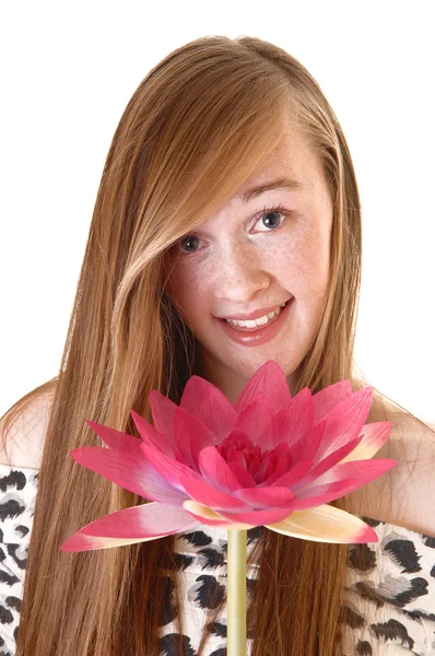 Porträtt av flicka med blomma. — Stockfoto