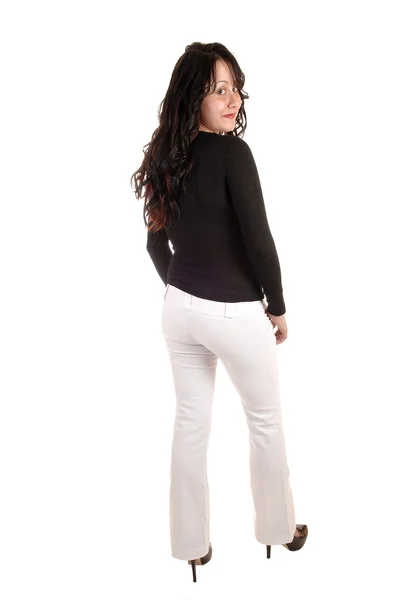 Vrouw in witte jurk broek. — Stockfoto