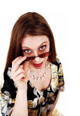 mujer mirando por encima de sus gafas de sol.