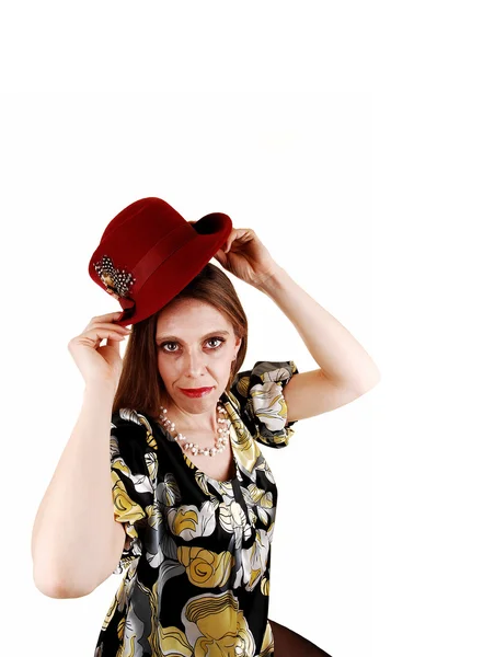 Mujer poniéndose el sombrero . — Foto de Stock