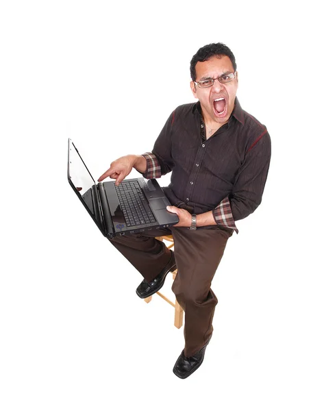 Расстроенный человек с ноутбуком . — стоковое фото