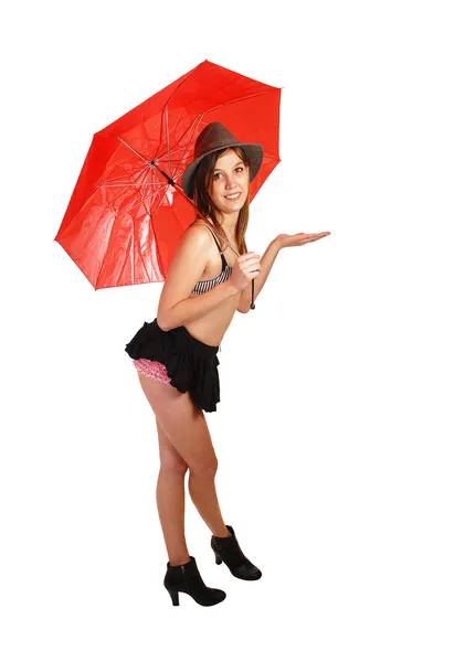 Jong meisje met rode paraplu. — Stockfoto