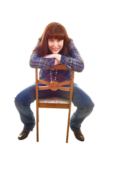 Frau sitzt auf Stuhl. — Stockfoto