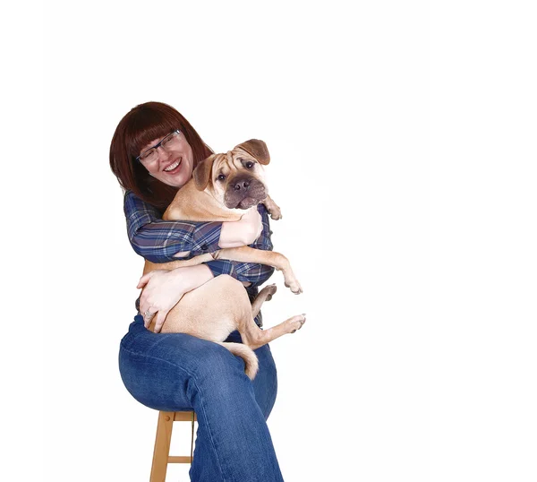 Köpeğini kucaklayan bir kadın. — Stok fotoğraf